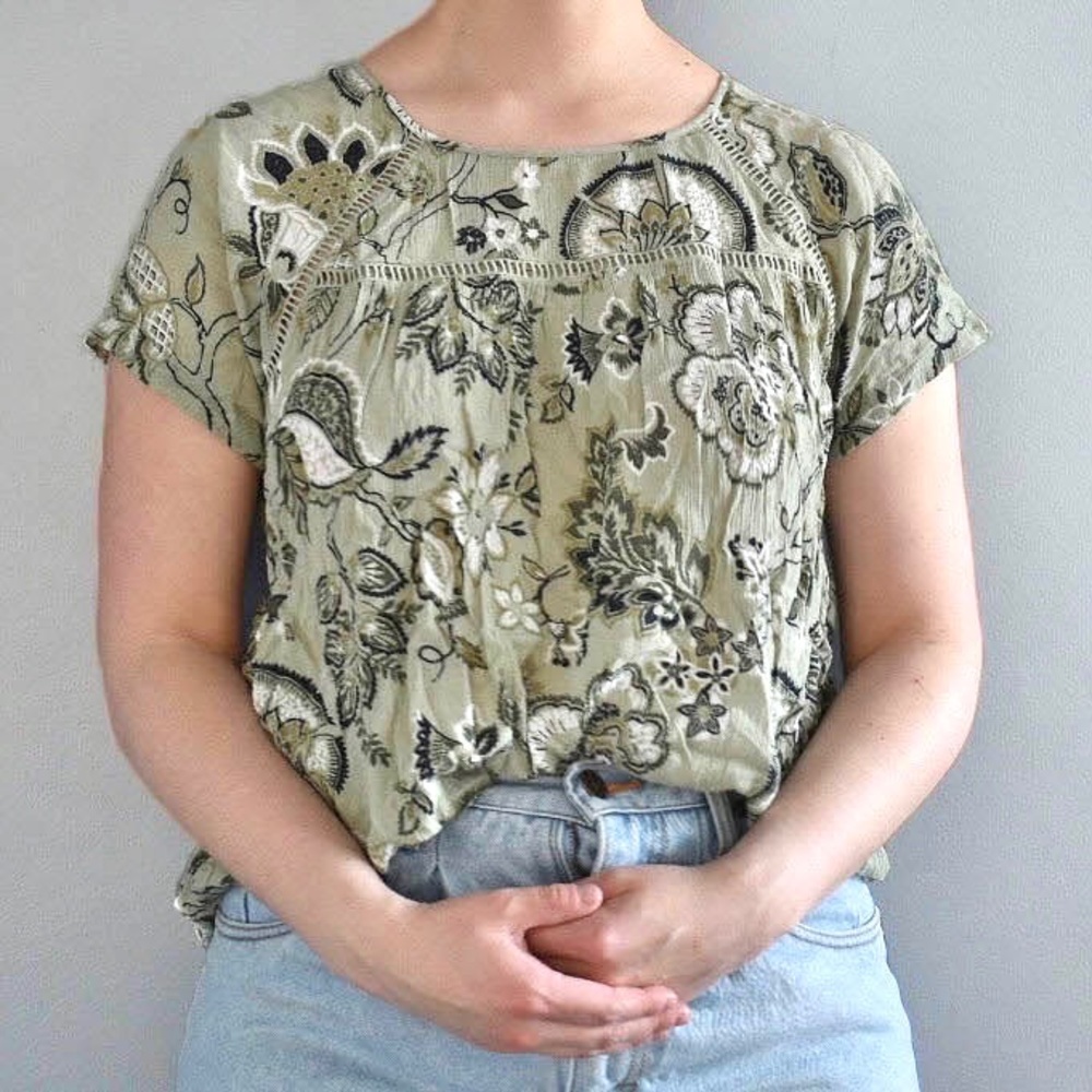 LOFT Green White Monochrome Paisley Eyelit Cutout Flowy Summertime Blouse